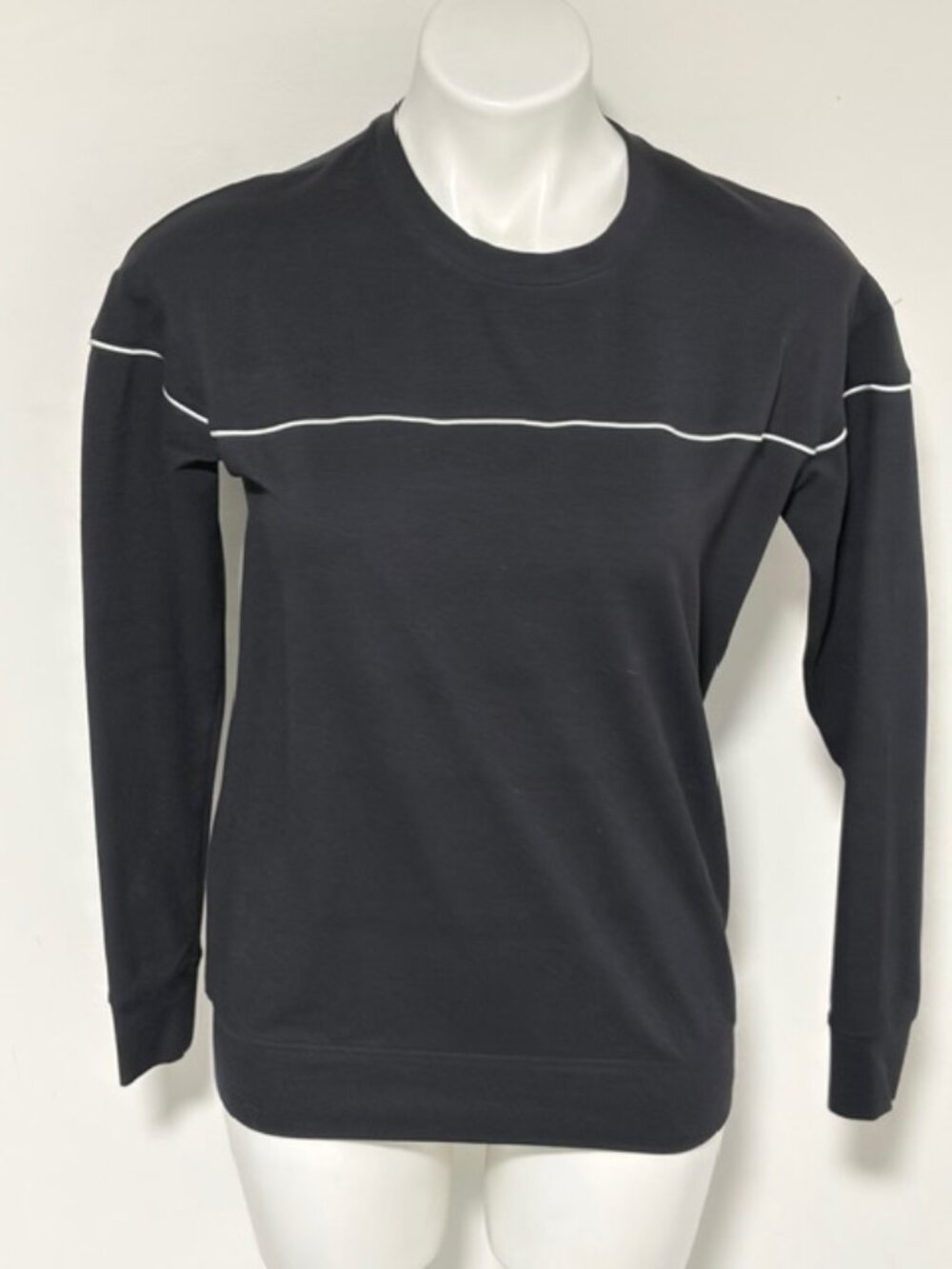 WE WANDER WOMENS BLACK TOP WITH WHITE PIPING XS